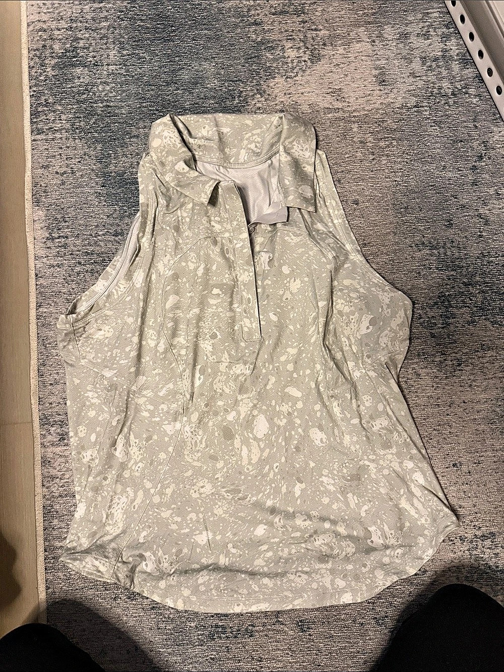Lululemon Quick-Dry Sleeveless Polo Golf Shirt Abstract Sleeveless Blouse in Gra